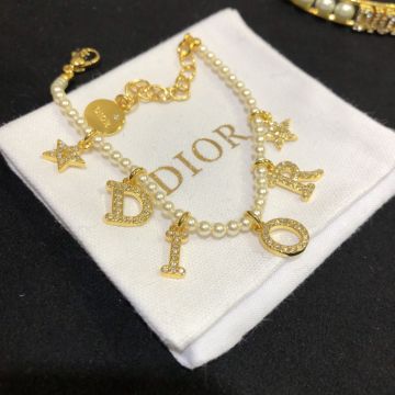 Replica Dior Dio(r)evolution Classic Yellow Gold Paved Diamonds DIOR Logo Pendants Females White Pearl Bracelet B1273DVOCY_D301