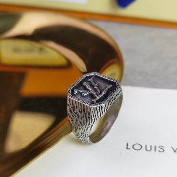 Rustic Louis Vuitton Wood LV Initials Seal Shape Design Textured Engraved Square Ring For Gentlemen Vintage Fashion MP2781