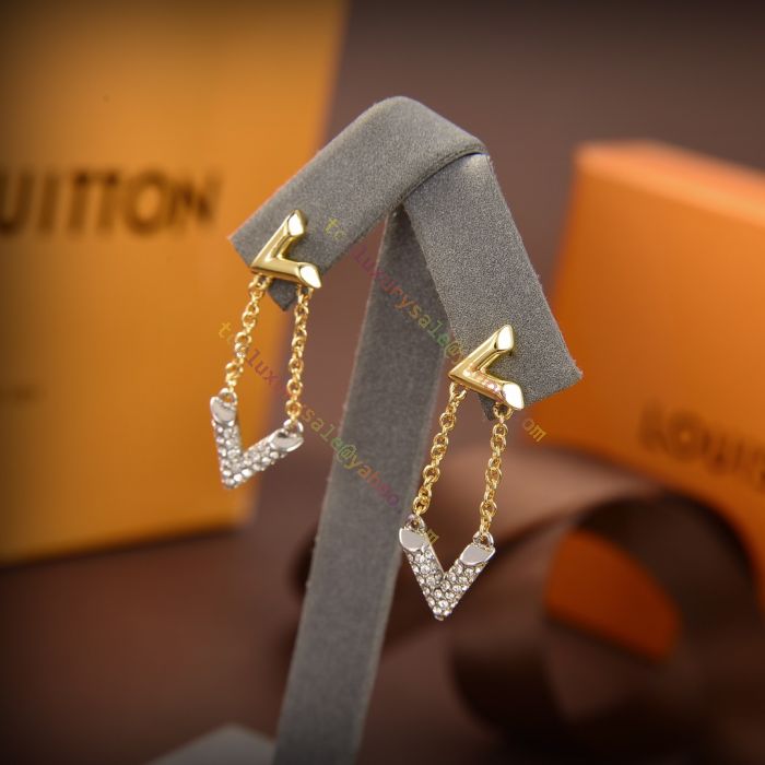 Fashion Louis Vuitton LV Volt Silver V-shaped Paved Diamonds Pendant 18K  Yellow Gold Inverted V